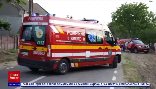 Doi muncitori au scăpat cu viață după ce au fost îngropați de un mal de pământ. Prezența de spirit a colegilor i-a salvat