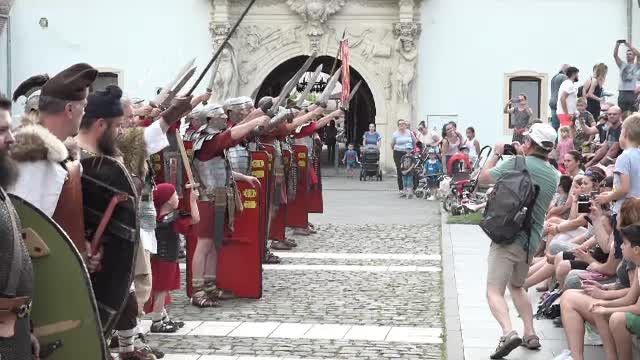 Cetatea din Alba Iulia a revenit la viață și oferă spectacole de istorie pentru turiști