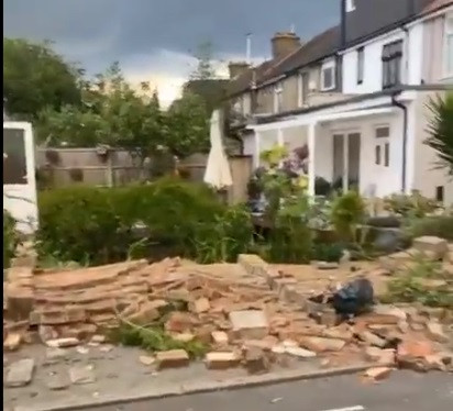 Haos în două cartiere din Londra, după un fenomen straniu. Mai multe case au fost avariate. VIDEO