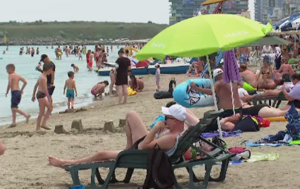 Vremea rea a ocolit litoralul, în ciuda codului de furtună. Turiștii s-au bucurat de soare și mare