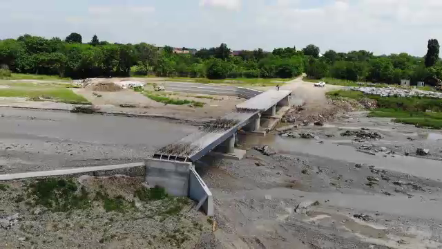 Cum au fost cheltuiți banii alocaţi prin PNDL: poduri neterminate, canalizări fără apă și un drum inundat spre câmp