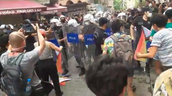 Poliţia turcă a folosit gaze lacrimogene la un marş gay interzis. Zeci de persoane au fost arestate. VIDEO