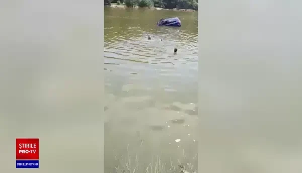 Momentul în care o tânără care a vrut să se sinucidă este salvată de un polițist