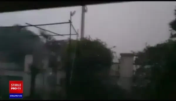 Vremea extremă continuă să facă ravagii în țară. Oamenii, avertizați prin sistemul RO-Alert să stea în case