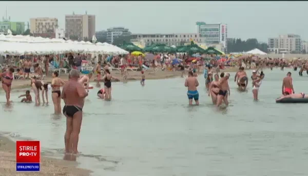 Vremea rea a ocolit litoralul, în ciuda codului de furtună. Turiștii s-au bucurat de soare și mare