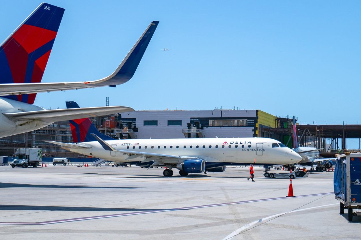 Incident pe aeroportul din Los Angeles. Un bărbat a sărit din avionul care se pregătea să decoleze