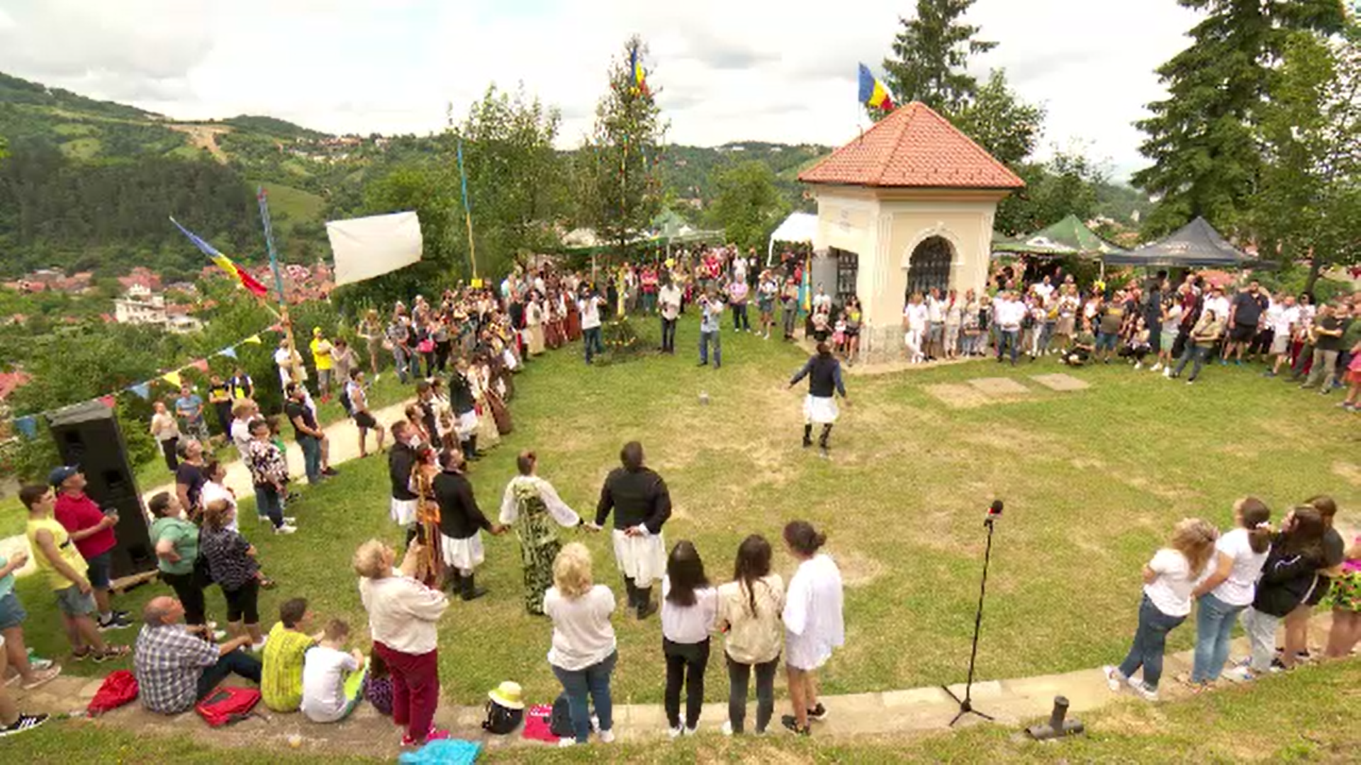 Dansul popular se păstrează în Șcheii Brașovului. Tinerii îmbracă straiele moștenite și încing hore în poieni