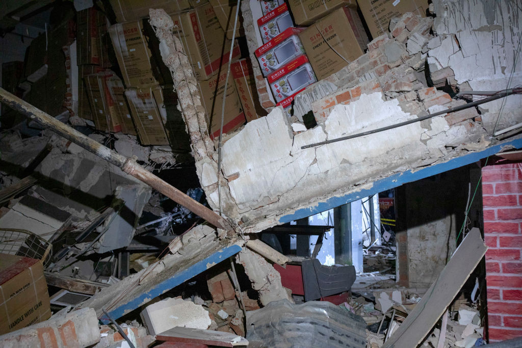 Șapte oameni au murit şi 50 au fost răniți într-o explozie de proporţii în Bangladesh. GALERIE FOTO