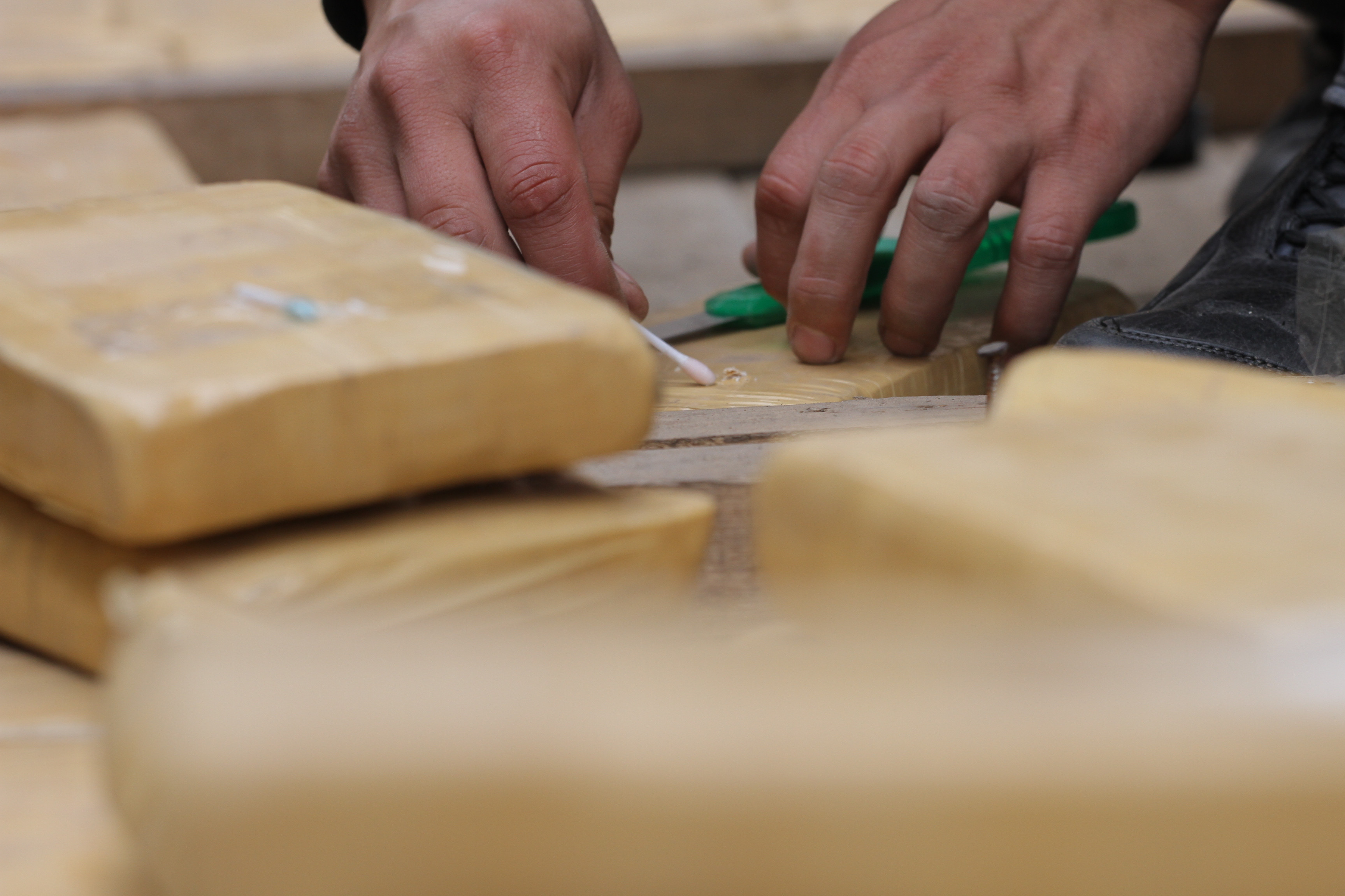 Jumătate de tonă de cocaină, descoperită în cutii de banane, la un depozit din Chiajna. Valoarea uriașă a drogurilor