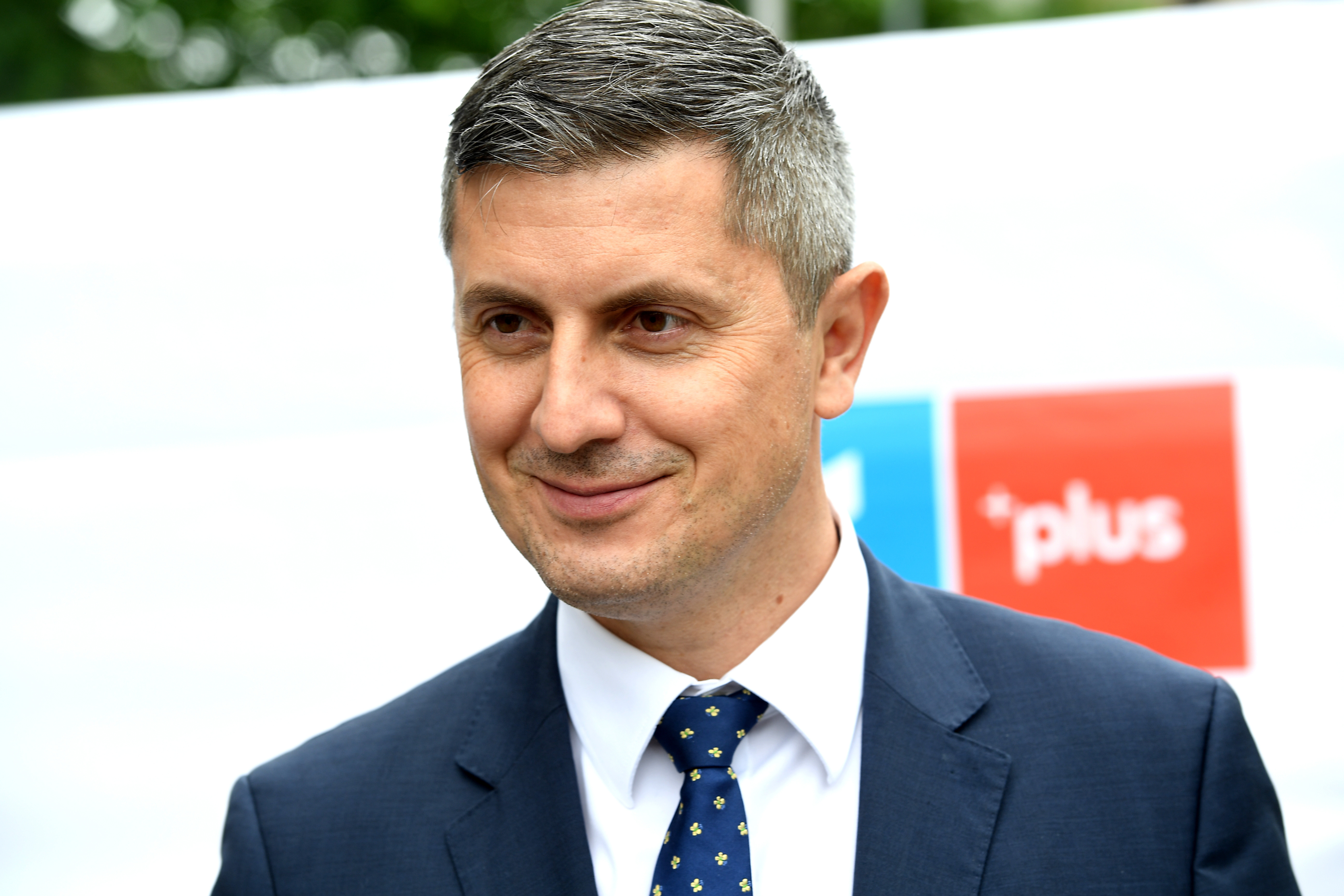 Dan Barna, implicat într-un accident rutier în Bucureşti, în timp ce traversa strada pe o trotinetă electrică