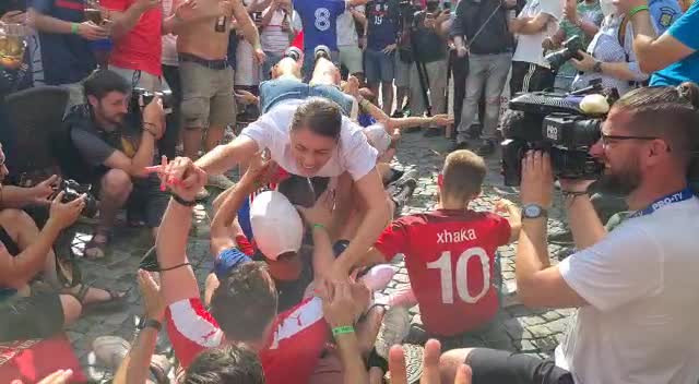 EURO 2020. Imagini de senzație în Centrul Vechi. Suporterii francezi ”înoată pe asfalt”