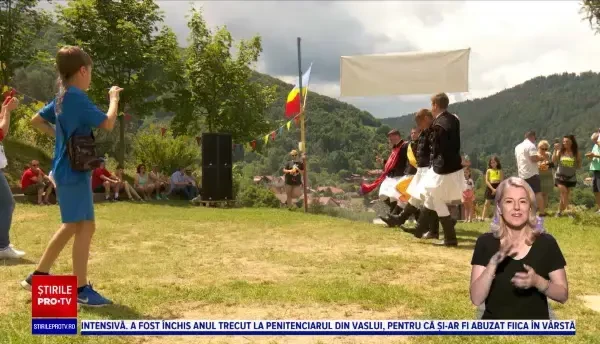 Dansul popular se păstrează în Șcheii Brașovului. Tinerii îmbracă straiele moștenite și încing hore în poieni