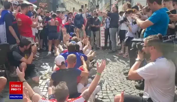 EURO 2020. Imagini de senzație în Centrul Vechi. Suporterii francezi ”înoată pe asfalt”