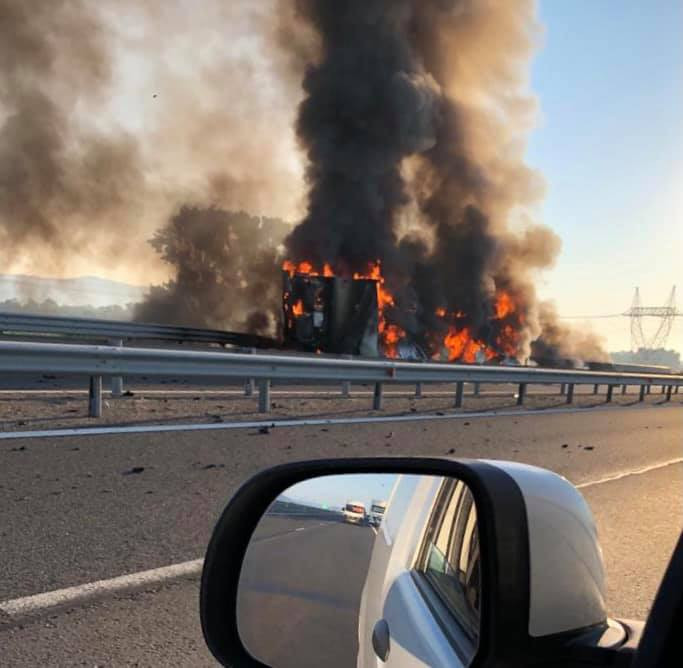 Un camion plin cu băuturi s-a răsturnat și a luat foc pe A1. VIDEO