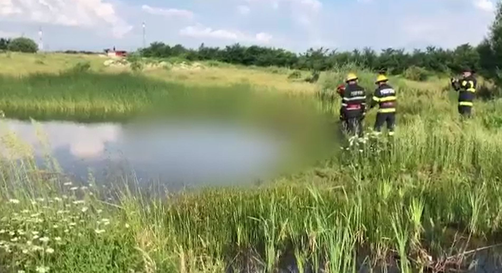 Descoperire macabră în Dâmbovița. Un bărbat a fost găsit înecat într-un lac