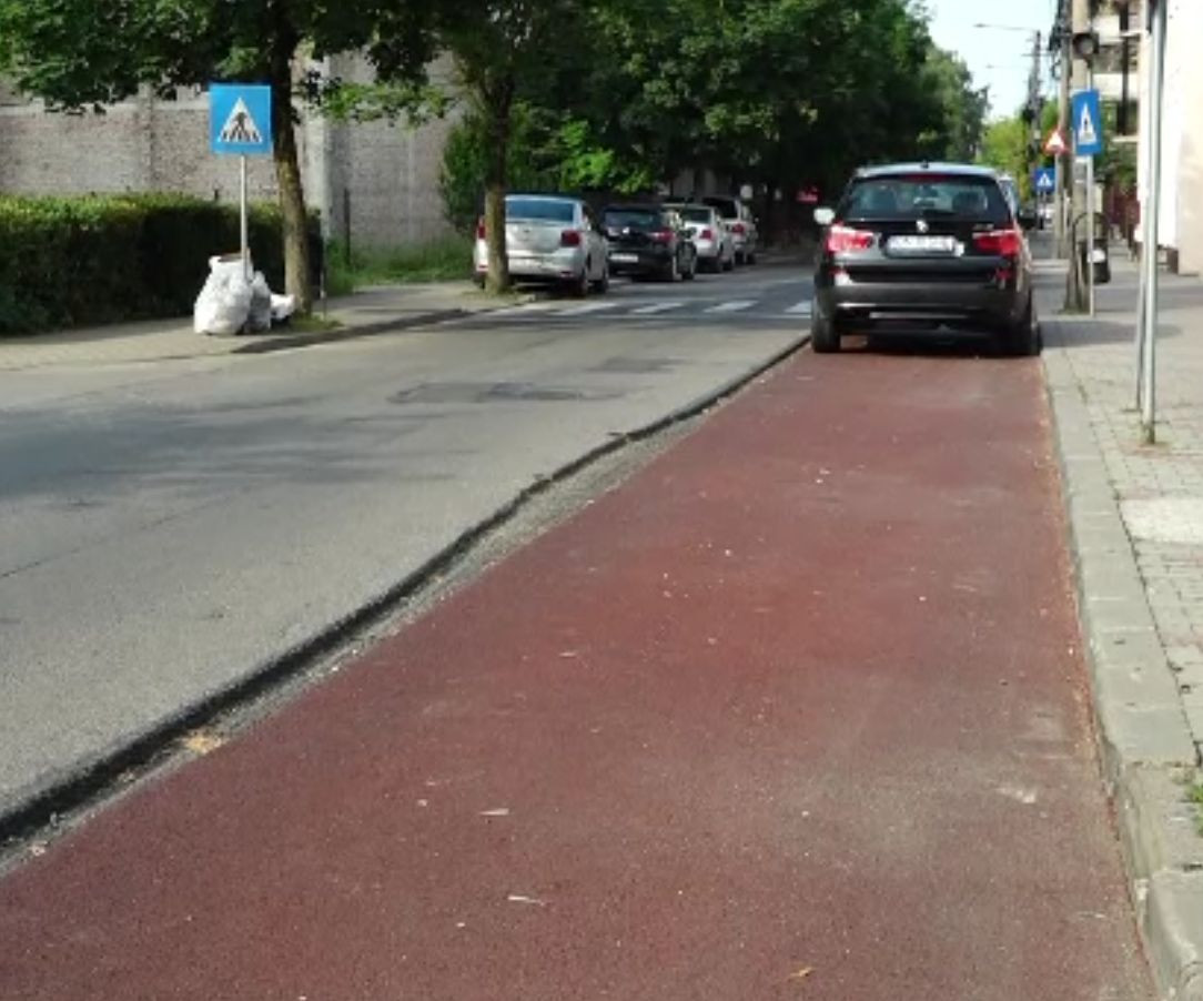 Pistele de biciclete din Bistrița, realizate haotic. Pietonii nu mai au loc și sunt blocați de mașinile parcate