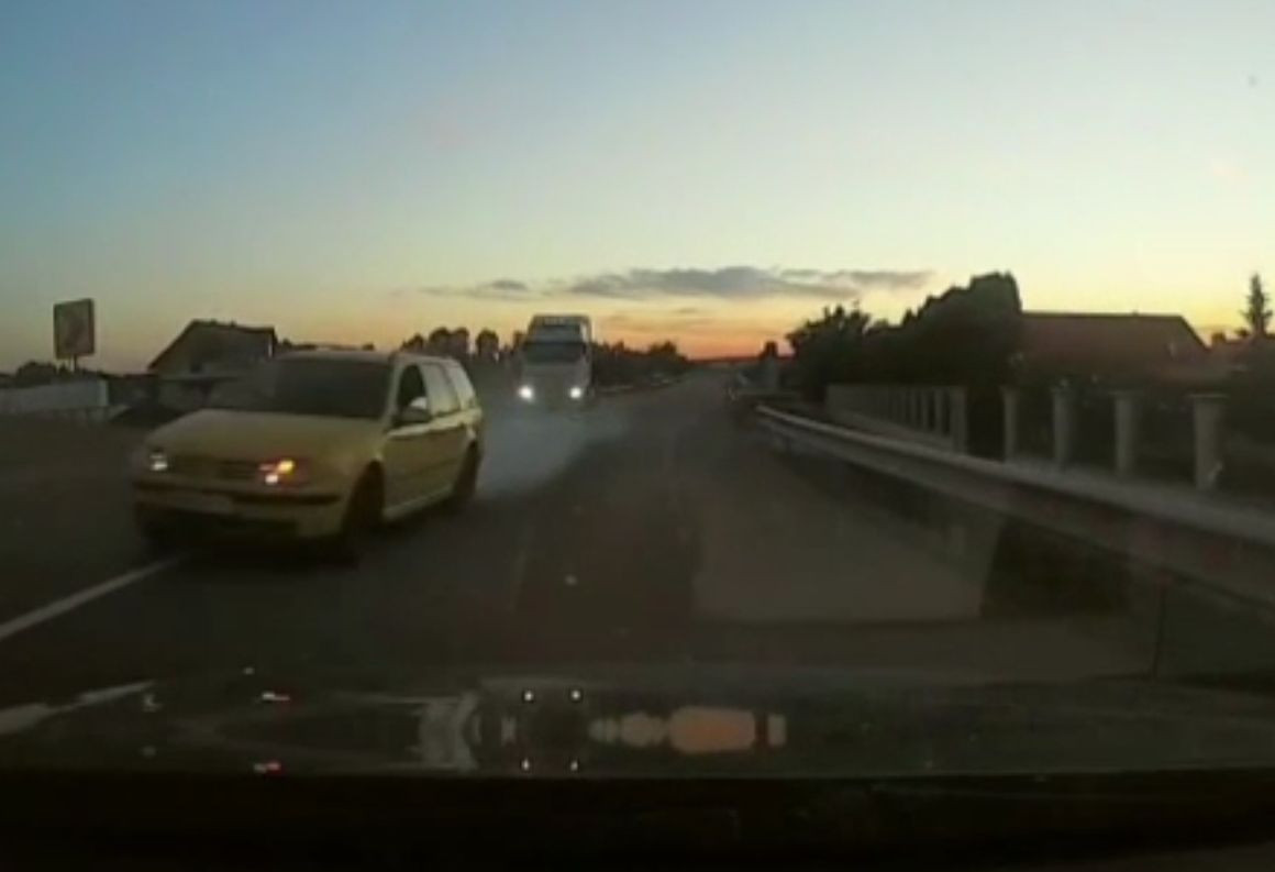 Șofer rămas fără permis după o depășire riscantă, filmată de o cameră de bord