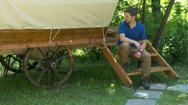 Un nou trend turistic în România. Cât costă să dormi într-o căruță, în inima Brașovului