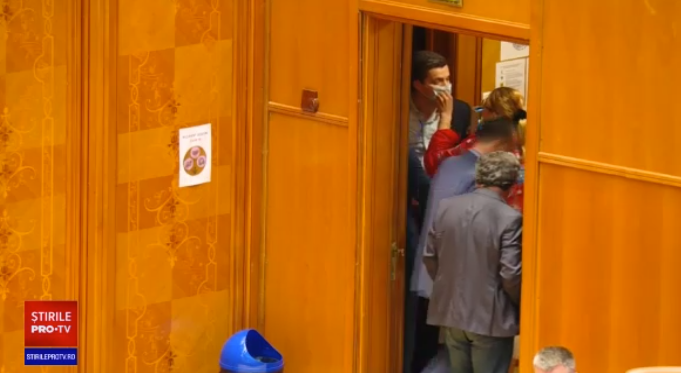 Momentul în care Diana Șoșoacă îl agresează pe chestorul Senatului. VIDEO