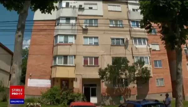 O fetiţă de un an şi zece luni a fost găsită moartă în casă. Mama ei a încercat să fugă