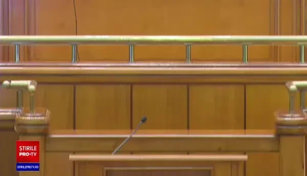 Scandal în Parlament, la moțiunea de cenzură. Șoșoacă a pus un sac negru în fața premierului