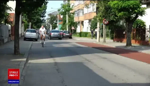 Pistele de biciclete din Bistrița, realizate haotic. Pietonii nu mai au loc și sunt blocați de mașinile parcate