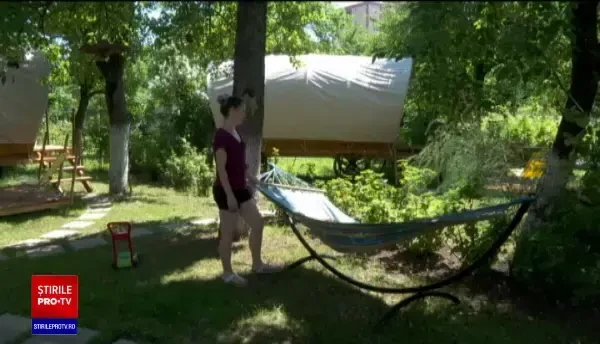 Un nou trend turistic în România. Cât costă să dormi într-o căruță, în inima Brașovului