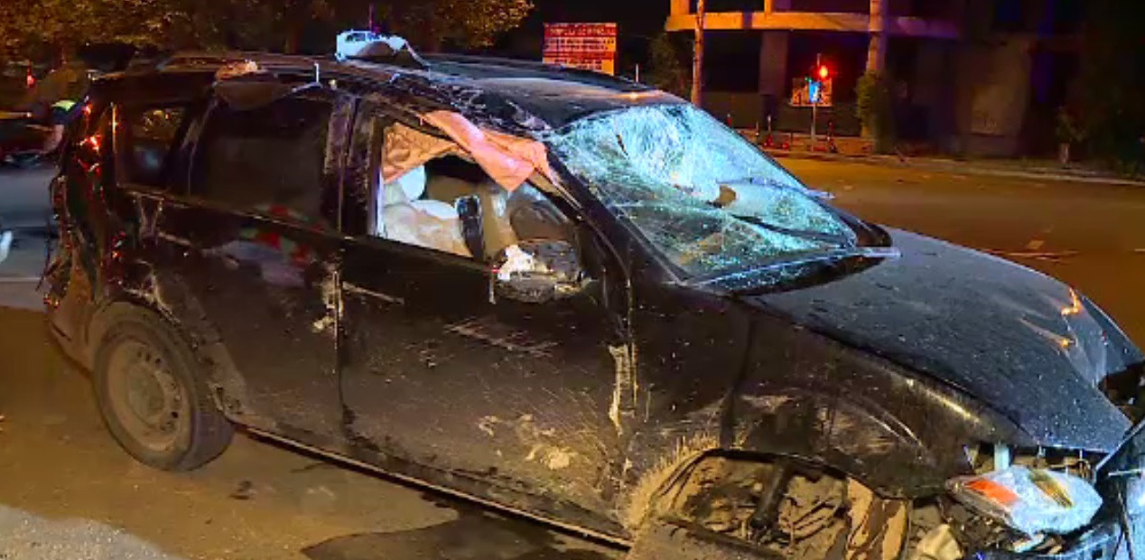 O mașină s-a răsturnat în București, după ce s-a ciocnit cu un Ferrari. A fost implicat și Alin Petrache, șeful FRR