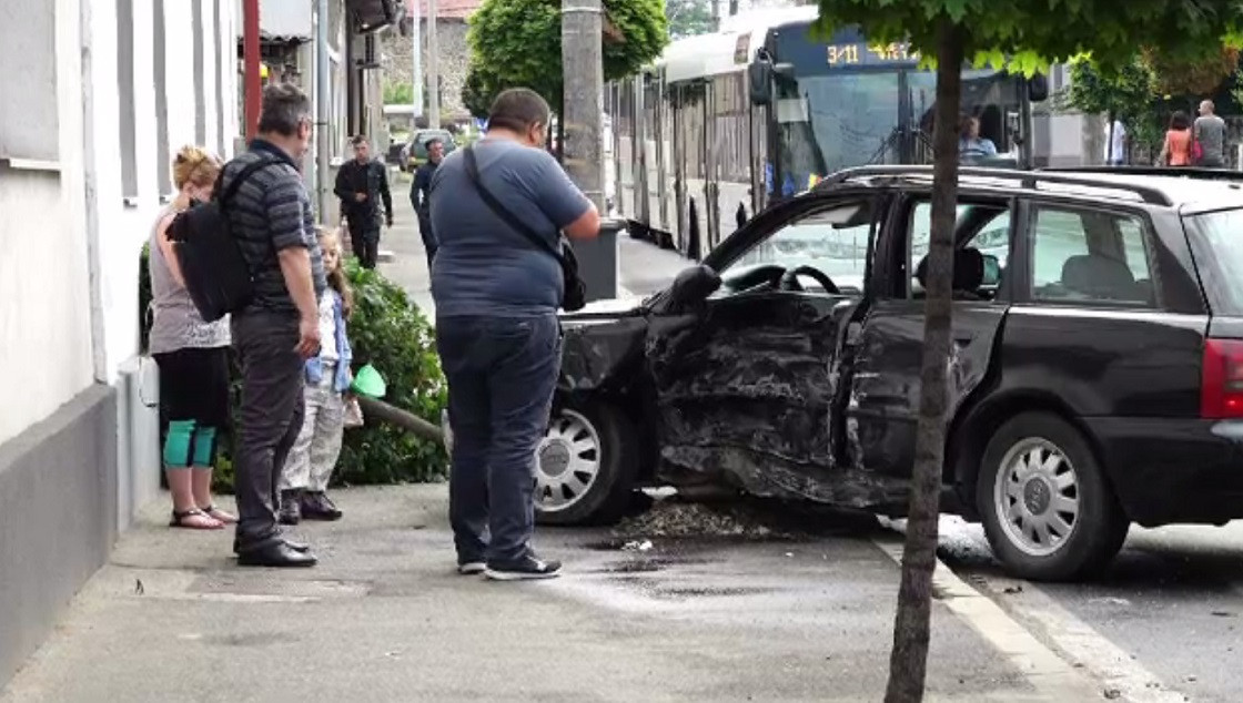 Două mașini au ajuns pe trotuar și au doborât un copac, după ce s-au izbit violent, în Baia Mare