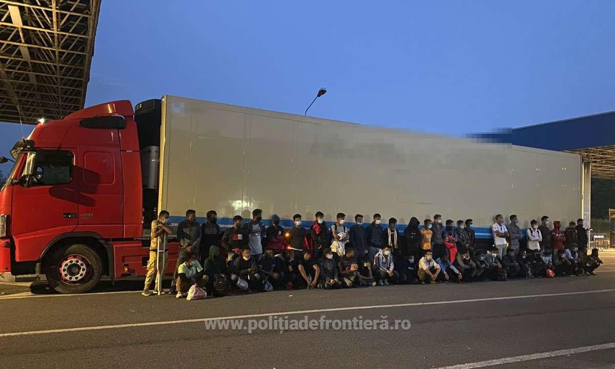 50 de oameni, descoperiți în remorca frigorifică a unui TIR care transporta oase. VIDEO