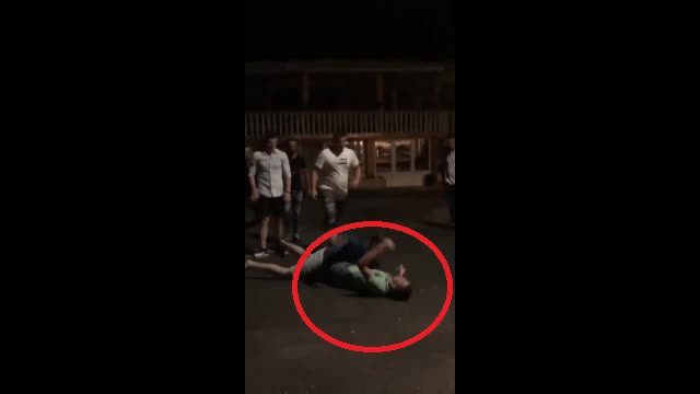 Imagini șocante. Un polițist din Bihor a fost filmat în timp ce bate cu brutalitate un tânăr