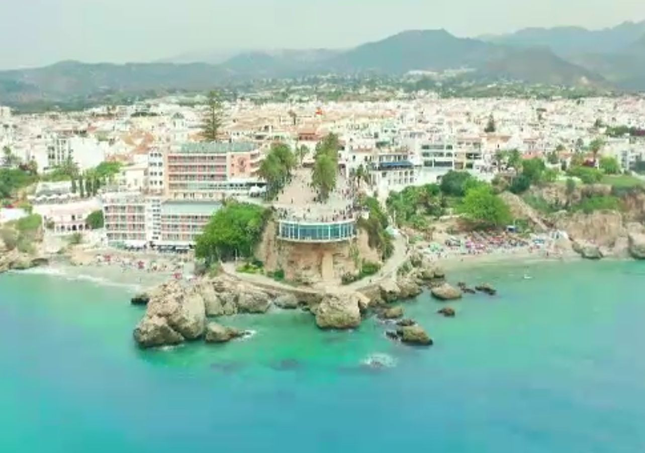 Parlamentarii au intrat în vacanță. Pleacă în țări exotice sau merg la nunți și botezuri