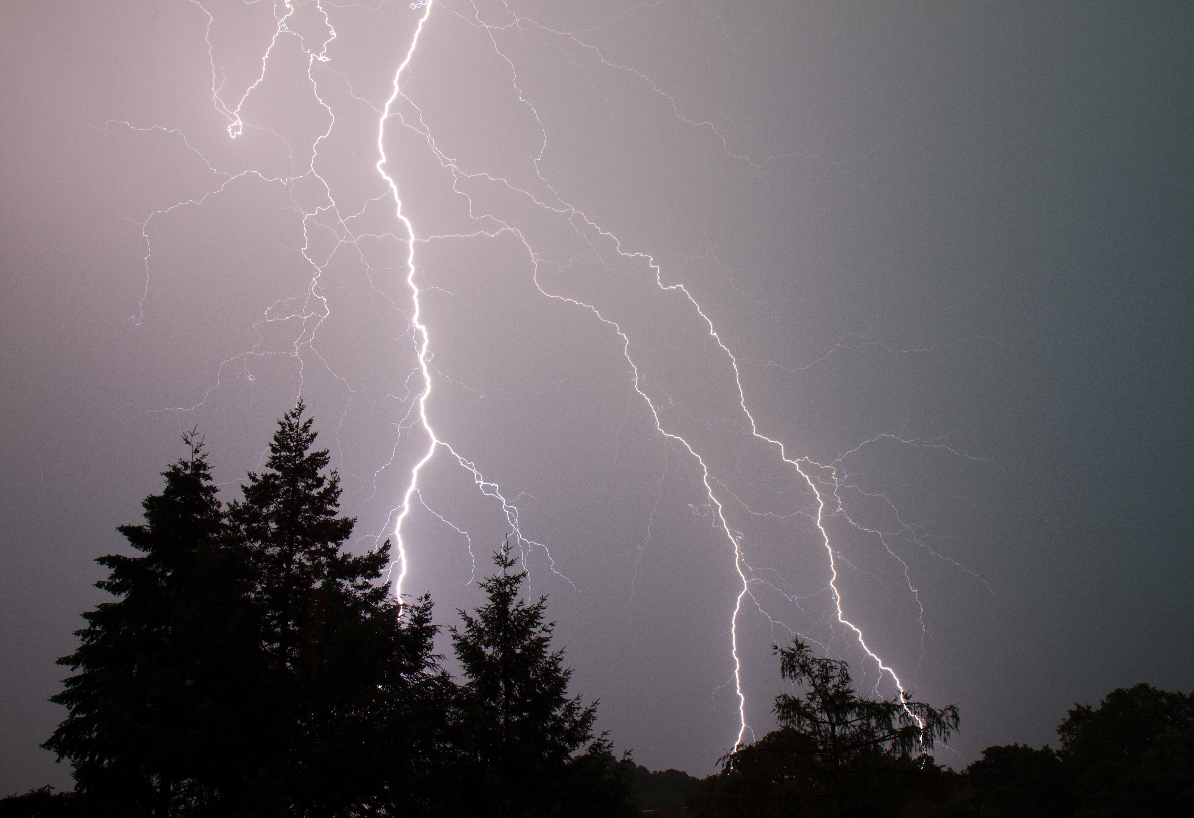 Un trăsnet a lovit acoperișul unui bloc din Toplița. Cât de mult a fost afectat