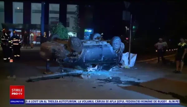 O mașină s-a răsturnat în București, după ce s-a ciocnit cu un Ferrari