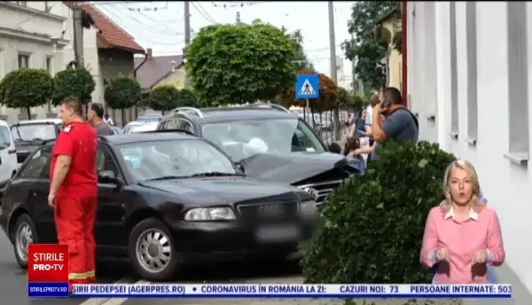 Două mașini au ajuns pe trotuar și au doborât un copac, după ce s-au izbit violent, în Baia Mare