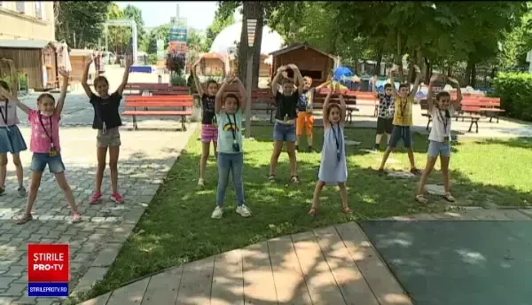 Școlile de vară, alternativă pentru timpul petrecut de copii cu bunicii. Care sunt costurile