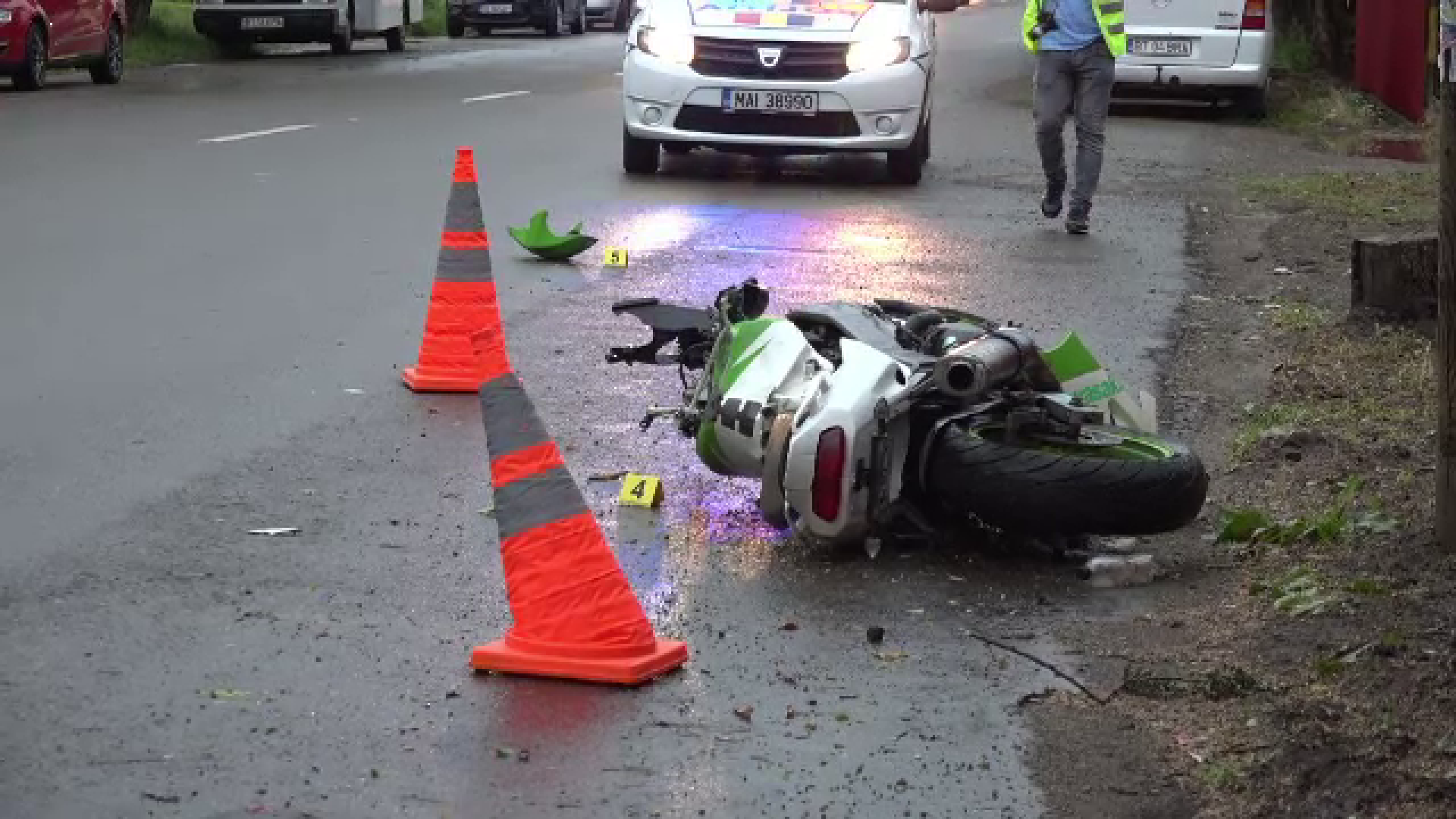 Un motociclist a murit după ce a intrat cu viteză în mașina unchiului său. Autoturismul s-a răsucit pe şosea cu 180 de grade