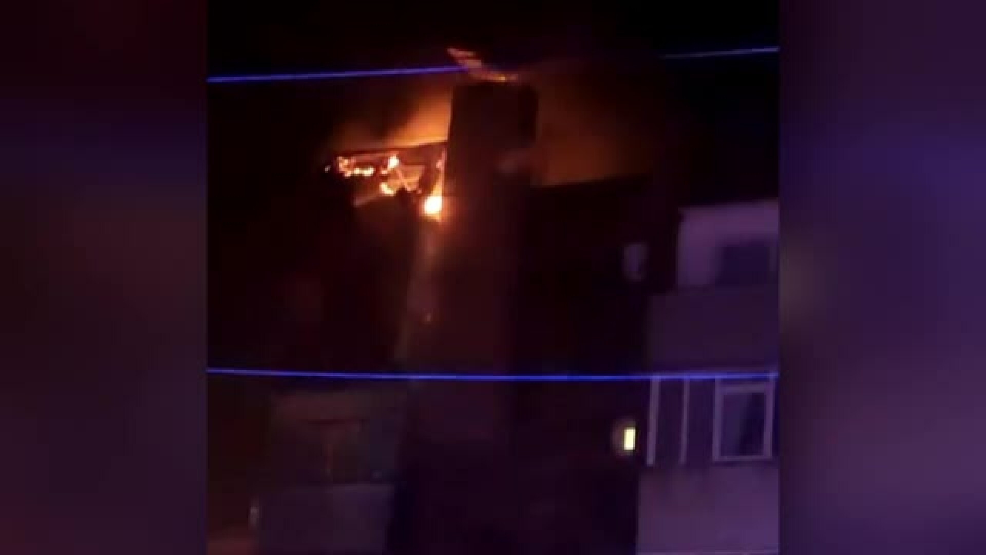 Un trăsnet a lovit acoperişul unui bloc din Câmpina și a provocat un incendiu