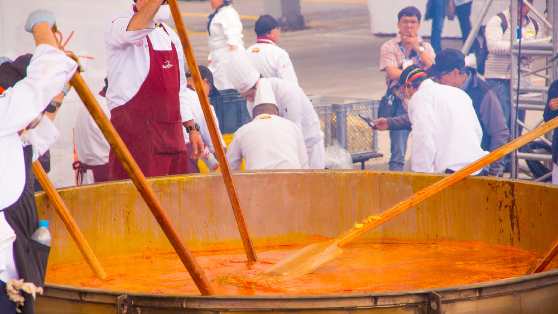 Un bucătar a murit după ce a căzut în cazanul cu supă de pui