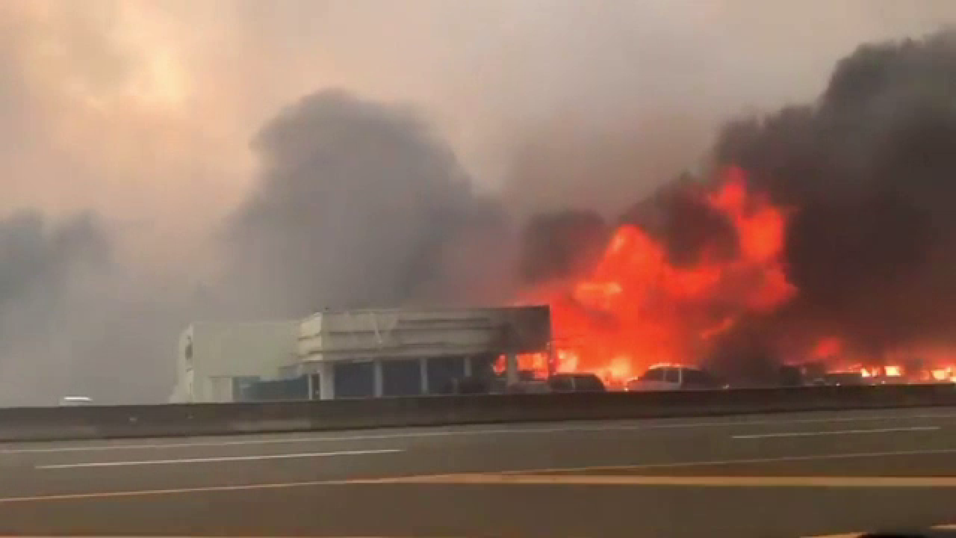 Dezastru în SUA. Sute de oameni au fost evacuați din cauza incendiilor provocate de căldura extremă