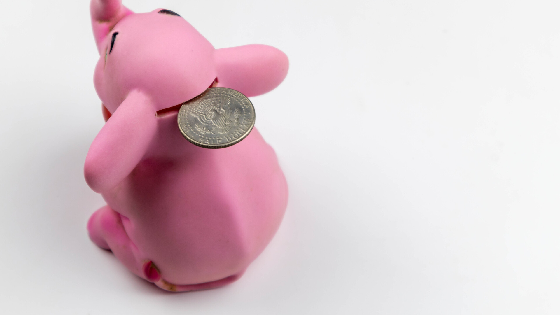 O puşculiţă cu 85.000 de euro a fost găsită de un trecător pe un trotuar în Franța. Poliția caută proprietarul