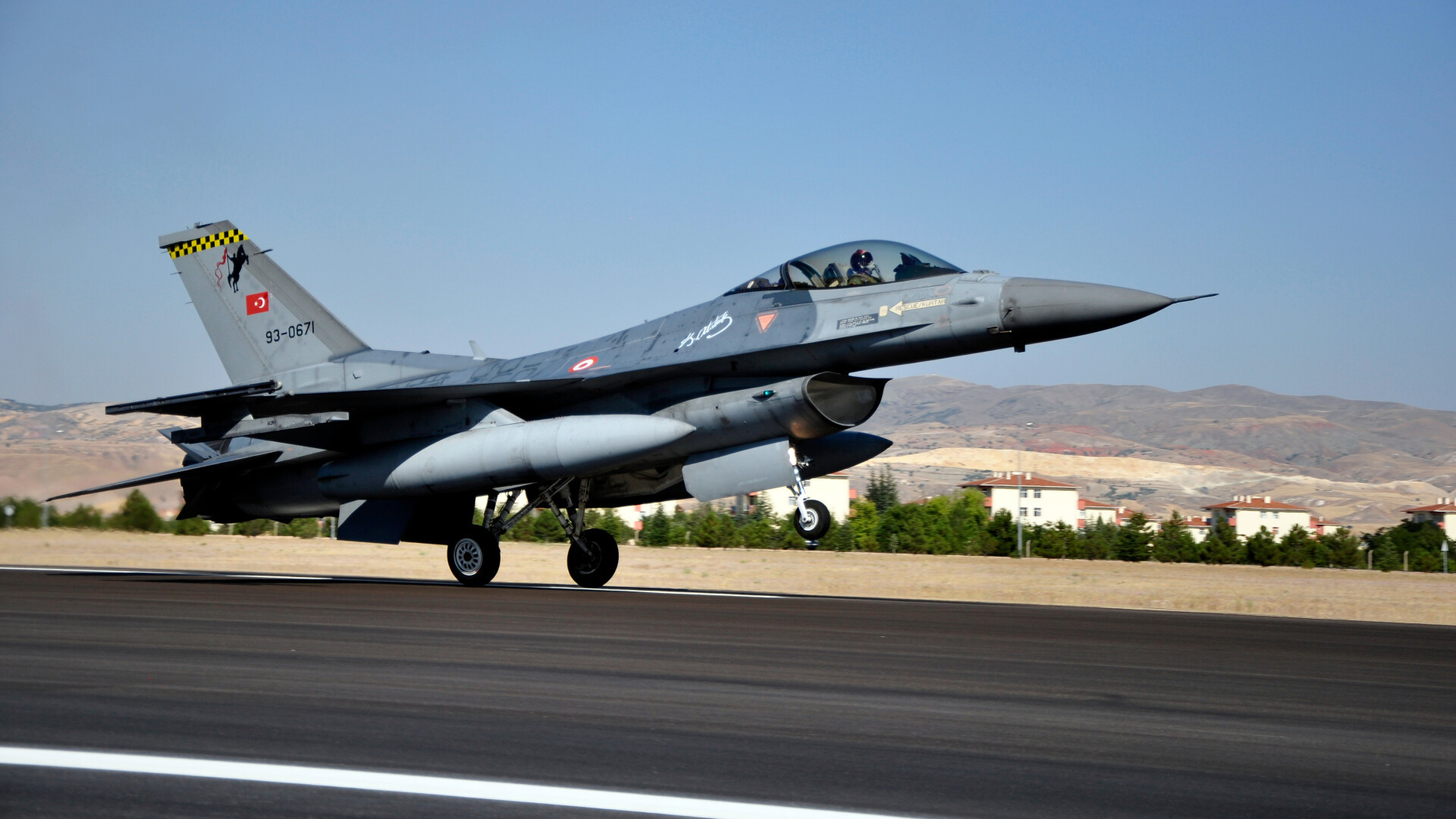 Un avion belgian de vânătoare de tip F-16 s-a lovit de o clădire în timp ce decola