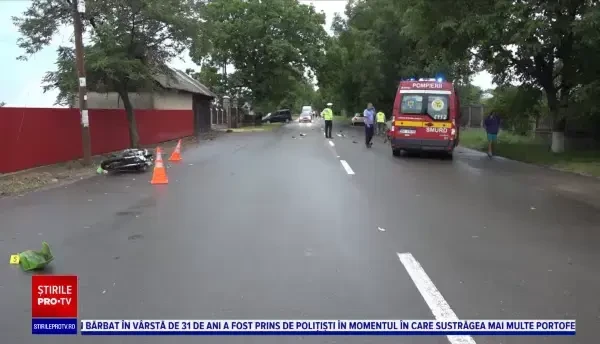 Un motociclist a murit după ce a intrat cu viteză în mașina unchiului său. Autoturismul s-a răsucit pe şosea cu 180 de grade