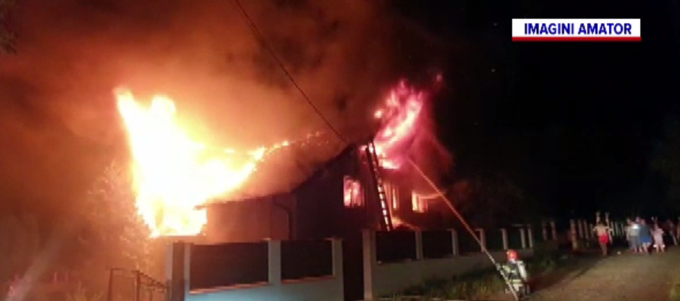 O casă a ars în Botoșani. Proprietarul a încercat să stingă singur focul, dar fără succes
