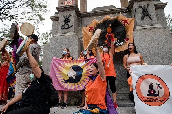 Statui ale reginei Victoria şi reginei Elisabeta a II-a, dărâmate de protestatari în Canada