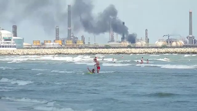 Încotro se îndreaptă norul uriaș produs de explozia de la Rafinăria Petromidia. Ce spun specialiștii