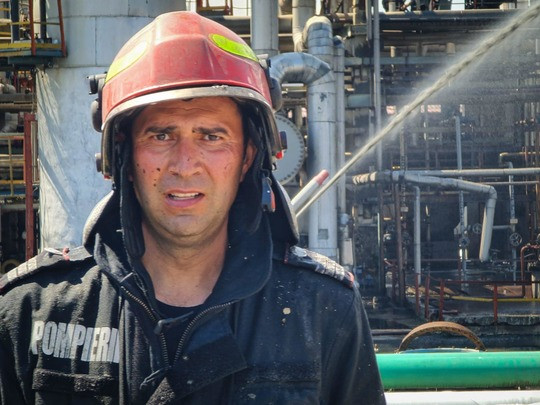 Pompierii au acţionat, după stingerea incendiului de la Petromidia, încă 20 de ore pentru răcirea instalaţiilor rafinăriei