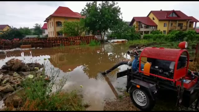 Ploile torențiale au făcut ravagii în județul Suceava. A fost nevoie de intervenția pompierilor pentru a scoate apa din curți