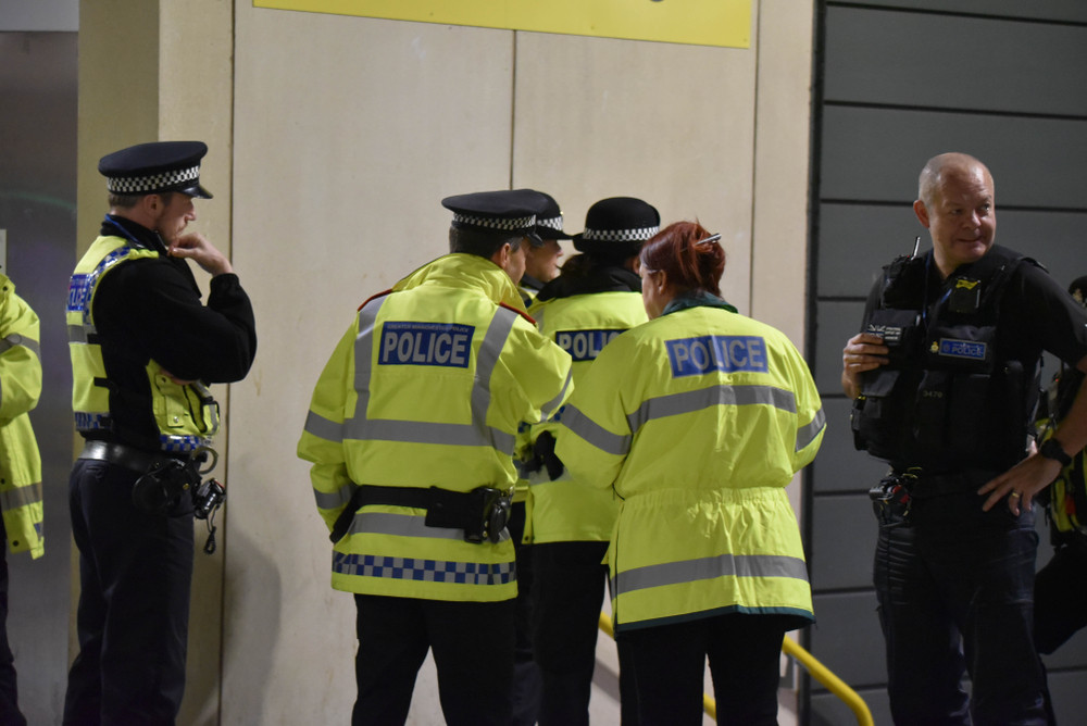 O fetiță de noua ani s-a luptat cu trei bărbați care au vrut să o răpească. Poliția îi caută