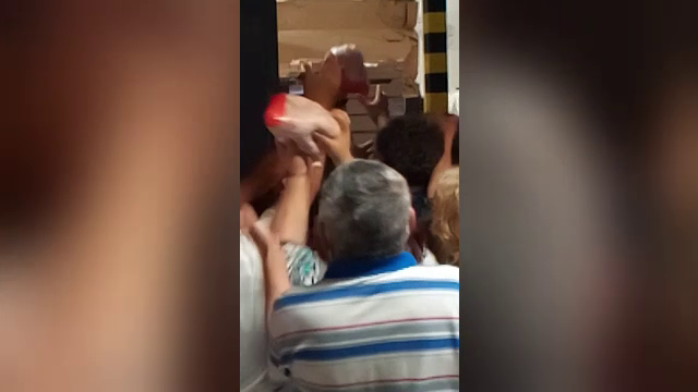 VIDEO | Bătaie pe pui la un magazin din Brăila. Angajații aruncau cu păsări în oameni ca să-i potolească